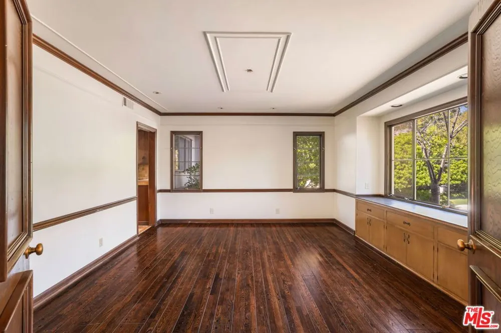 676 Elkins Road Los Angeles, CA 90049