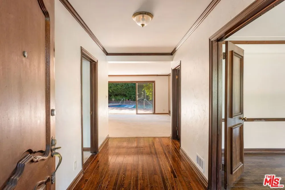 676 Elkins Road Los Angeles, CA 90049