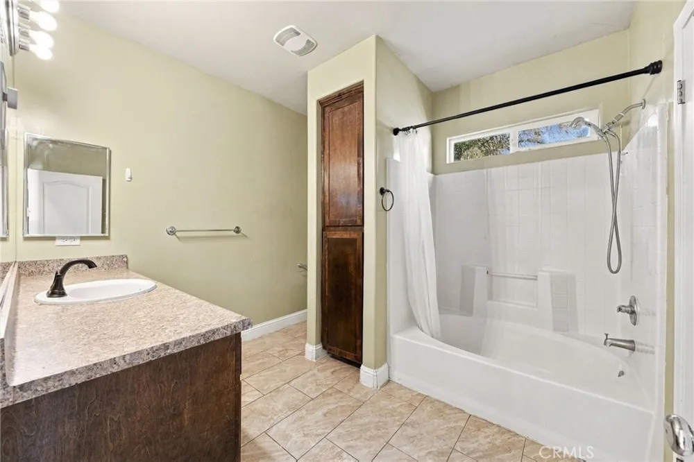 402 Dagenham Court Bakersfield, CA 93307