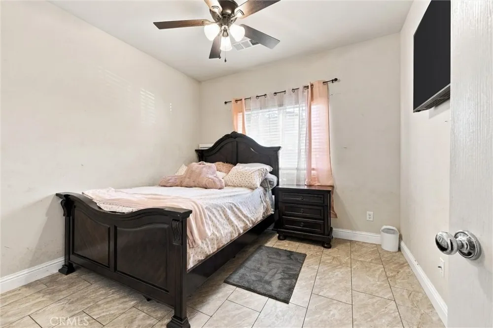 402 Dagenham Court Bakersfield, CA 93307