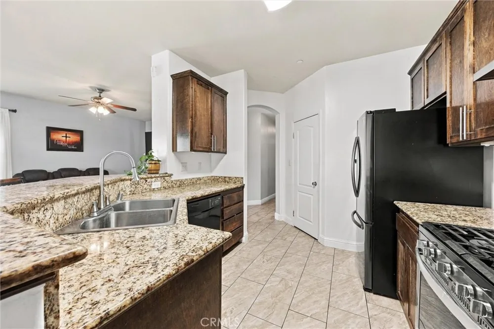 402 Dagenham Court Bakersfield, CA 93307