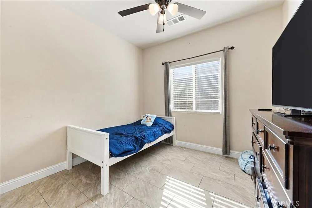 402 Dagenham Court Bakersfield, CA 93307