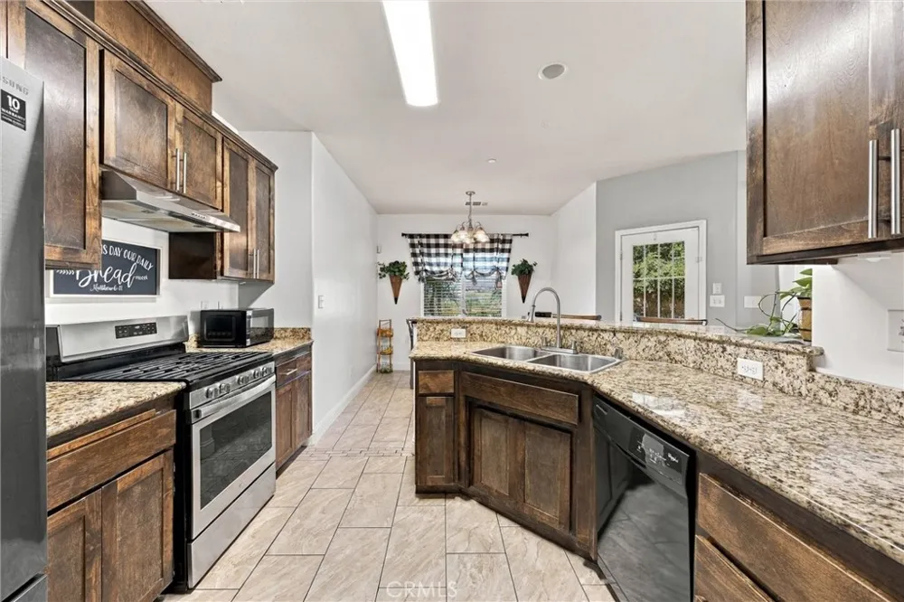 402 Dagenham Court Bakersfield, CA 93307