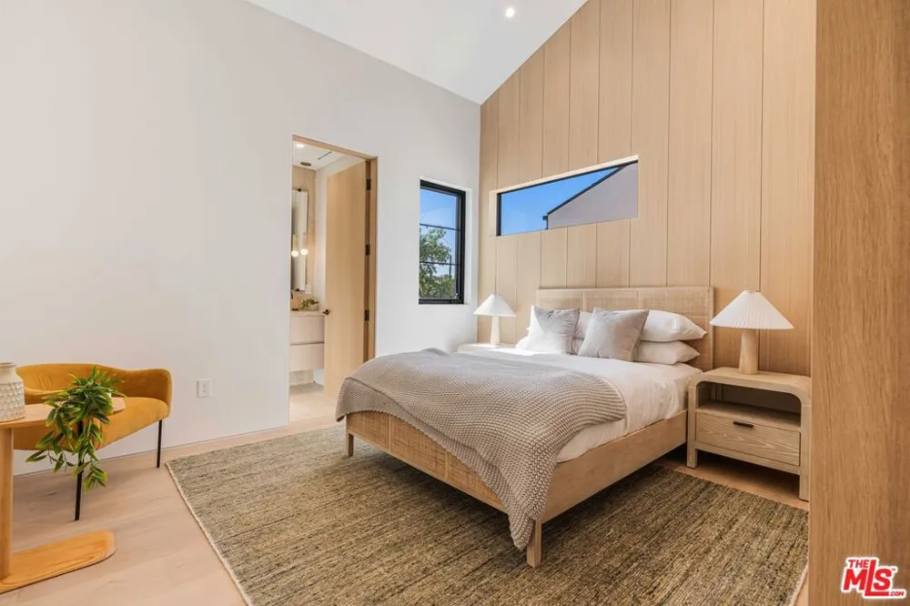 16723 La Maida Street Los Angeles, CA 91436