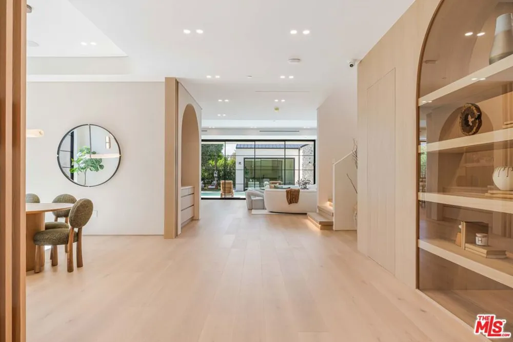 16723 La Maida Street Los Angeles, CA 91436