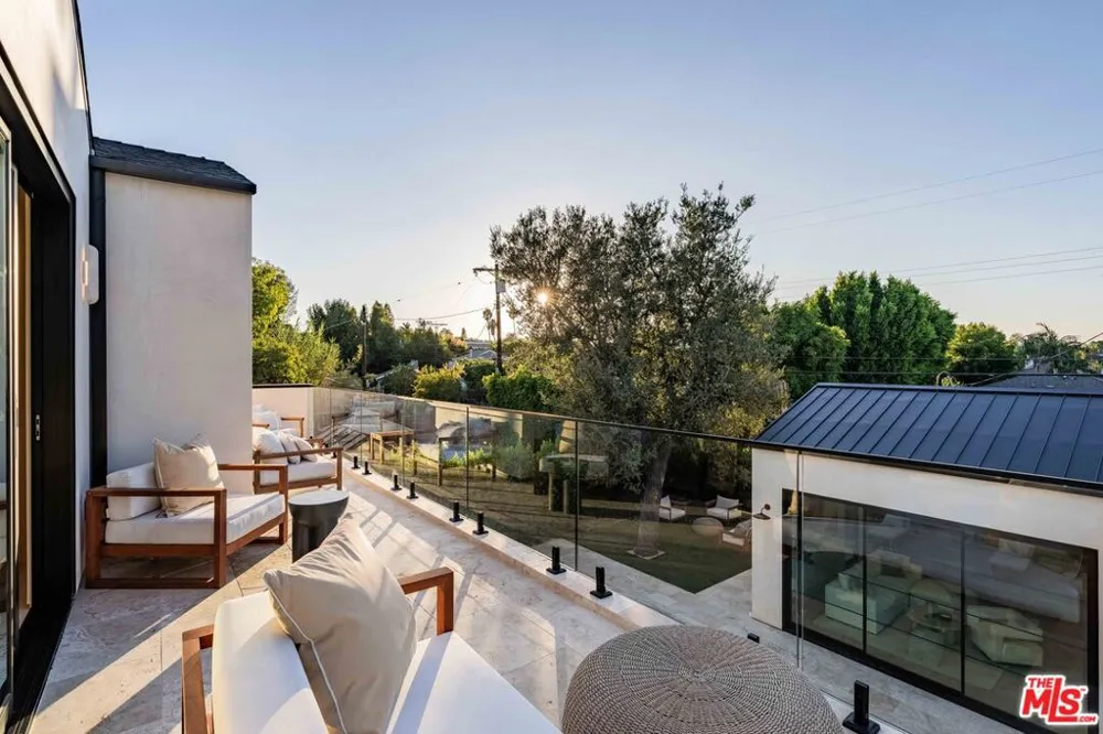16723 La Maida Street Los Angeles, CA 91436
