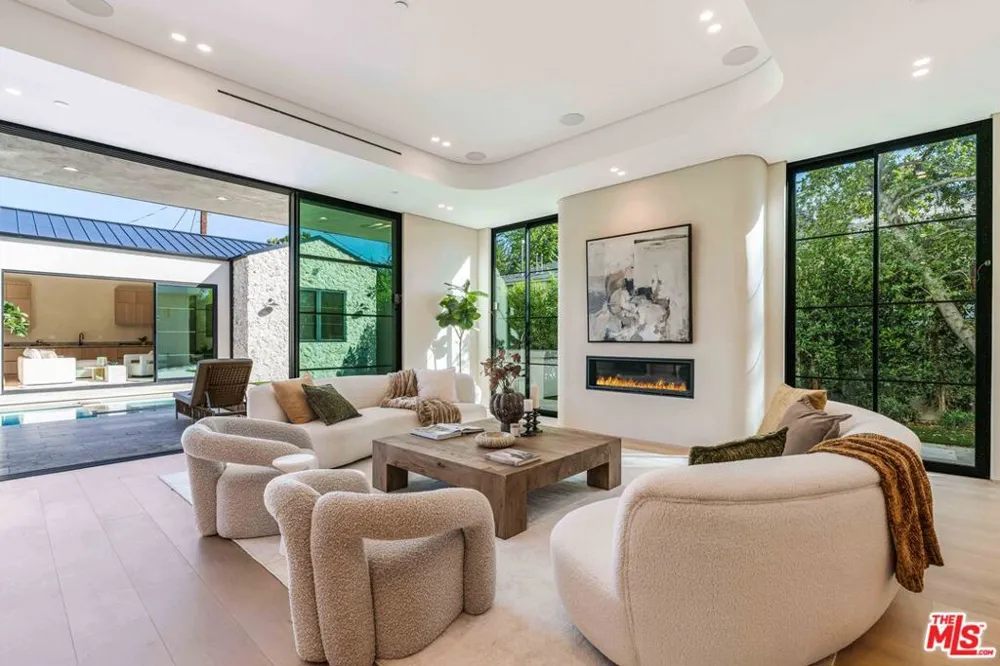 16723 La Maida Street Los Angeles, CA 91436