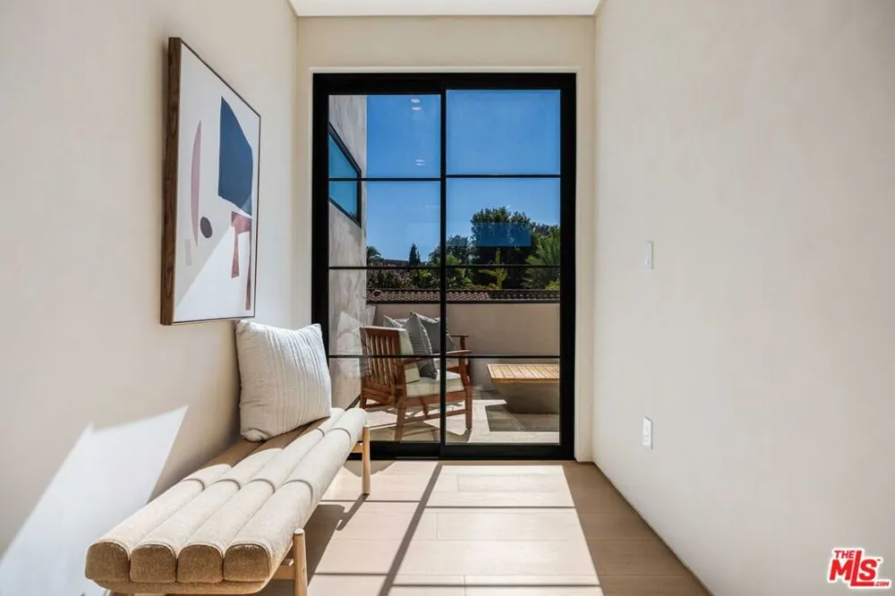 16723 La Maida Street Los Angeles, CA 91436