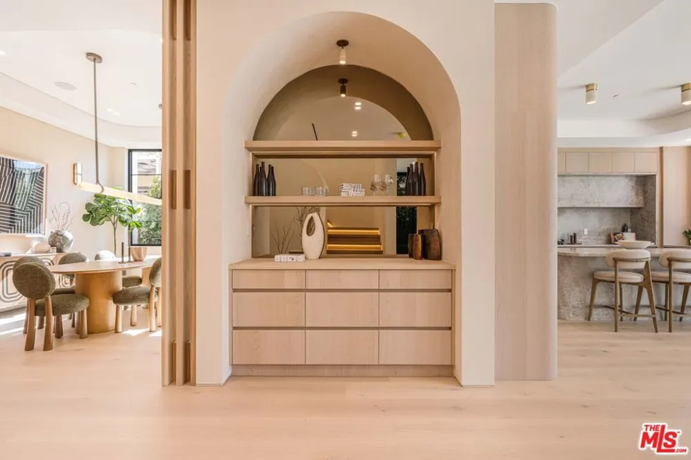 16723 La Maida Street Los Angeles, CA 91436