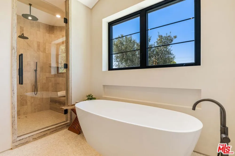 16723 La Maida Street Los Angeles, CA 91436