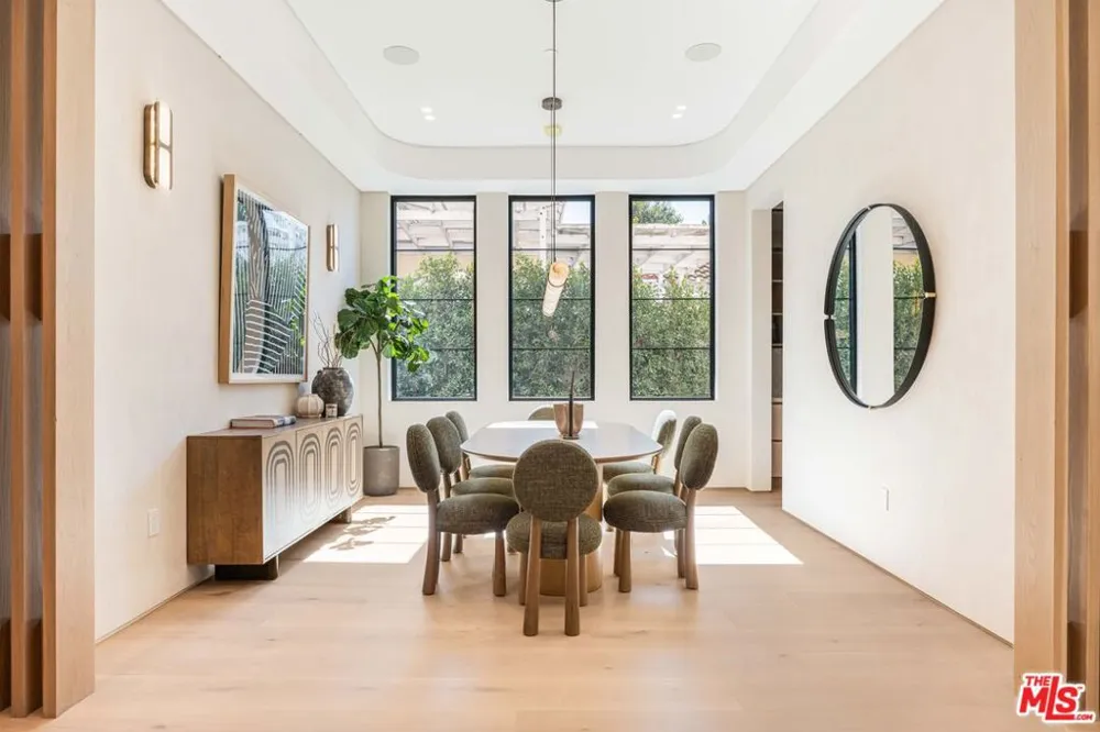 16723 La Maida Street Los Angeles, CA 91436