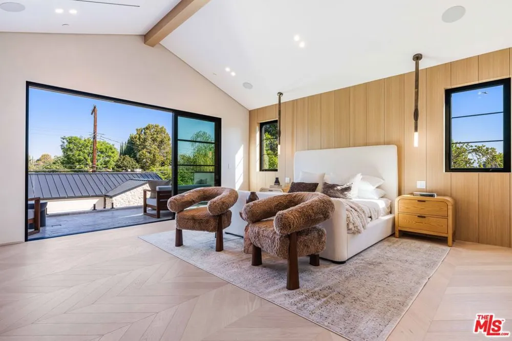 16723 La Maida Street Los Angeles, CA 91436