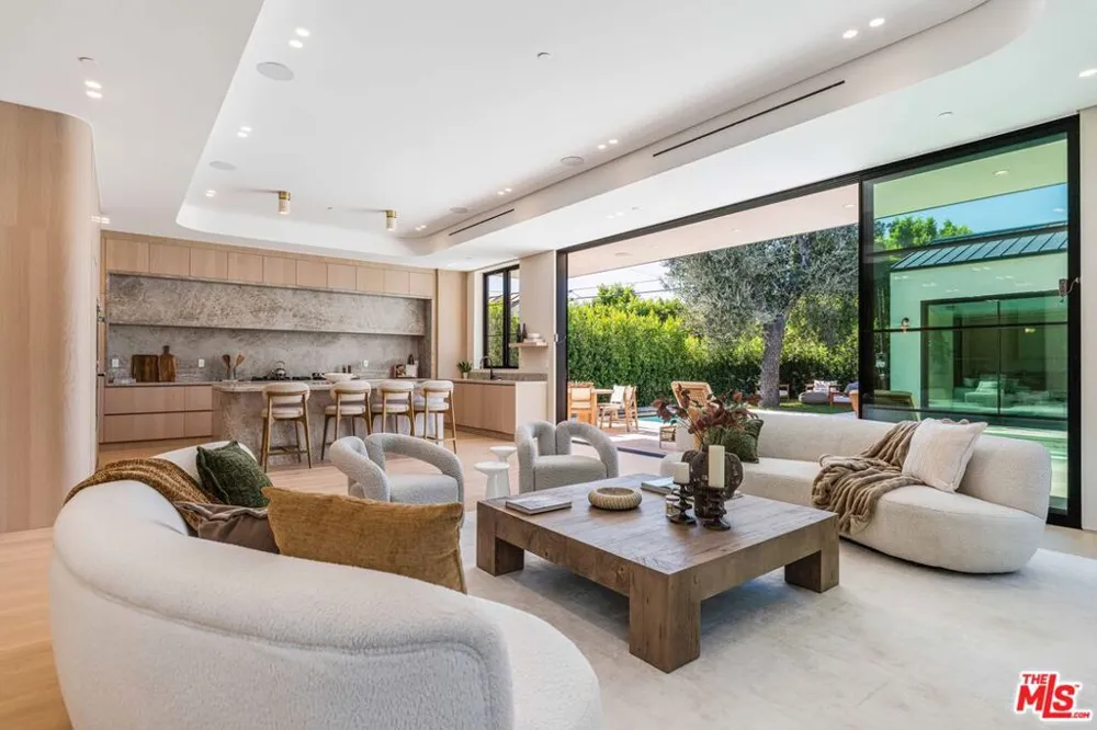 16723 La Maida Street Los Angeles, CA 91436