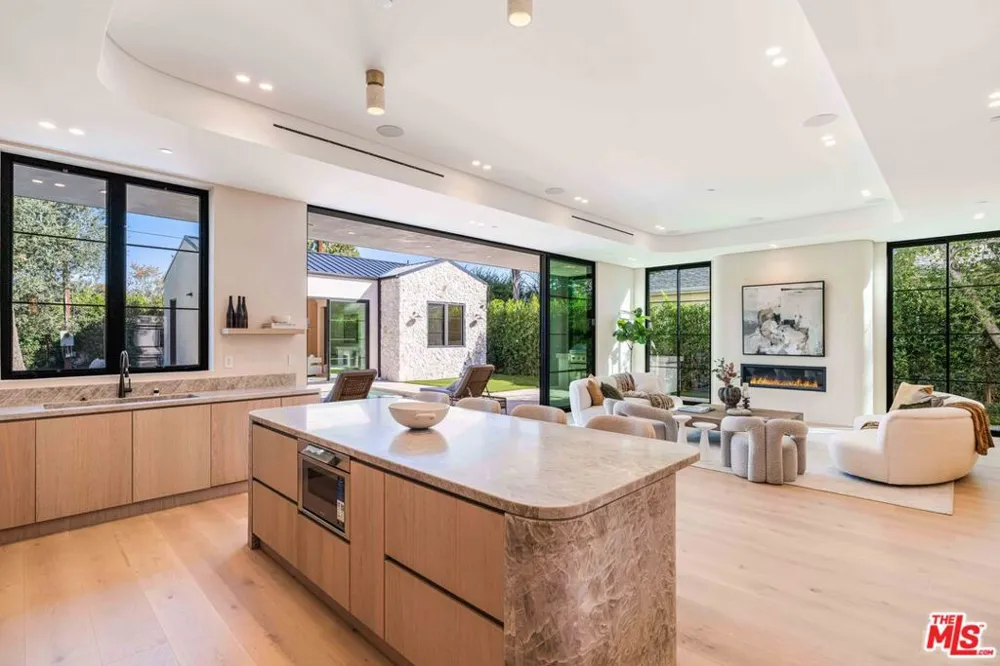 16723 La Maida Street Los Angeles, CA 91436