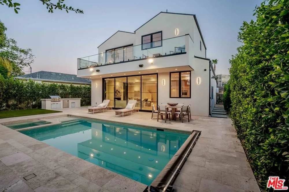 16723 La Maida Street Los Angeles, CA 91436