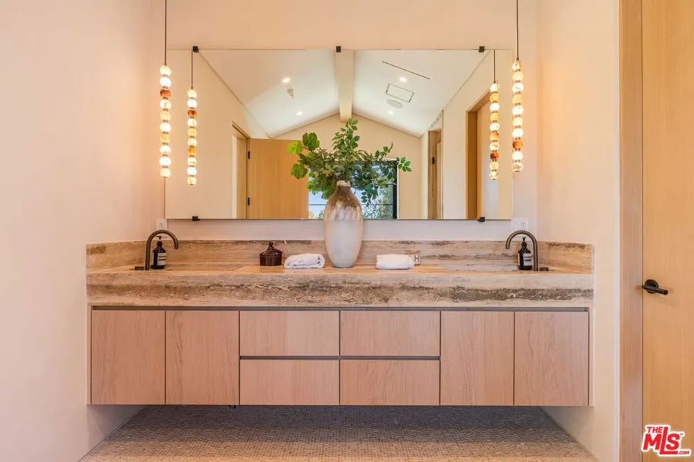 16723 La Maida Street Los Angeles, CA 91436