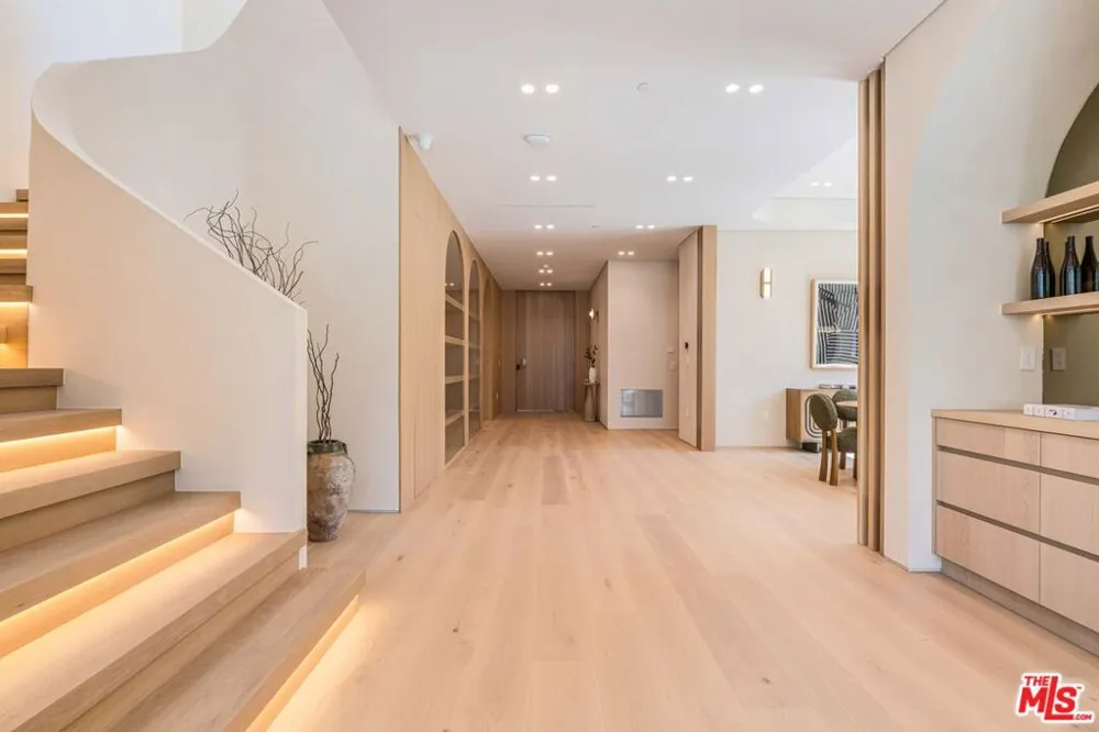 16723 La Maida Street Los Angeles, CA 91436