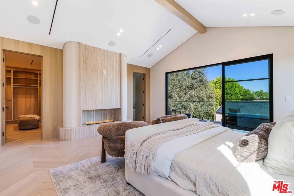 16723 La Maida Street Los Angeles, CA 91436