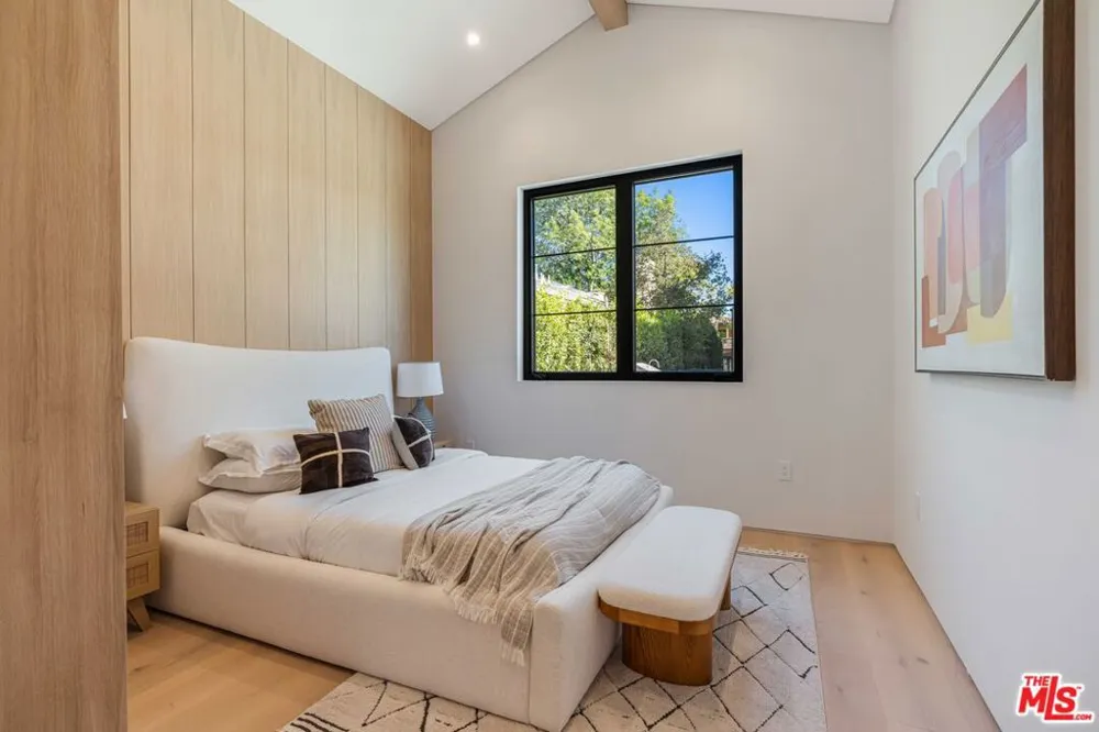 16723 La Maida Street Los Angeles, CA 91436