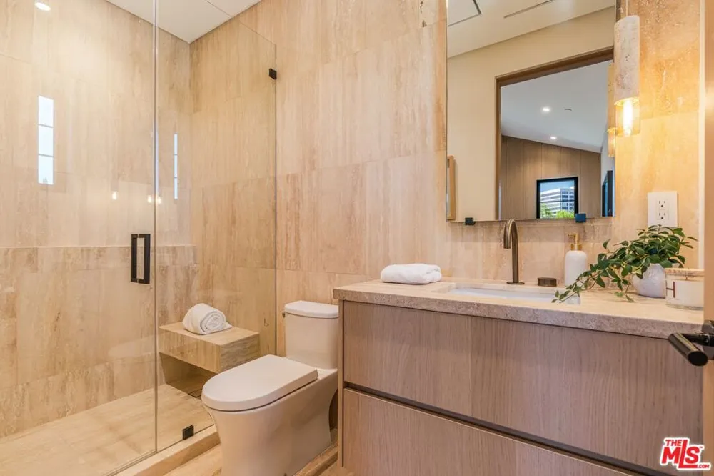 16723 La Maida Street Los Angeles, CA 91436