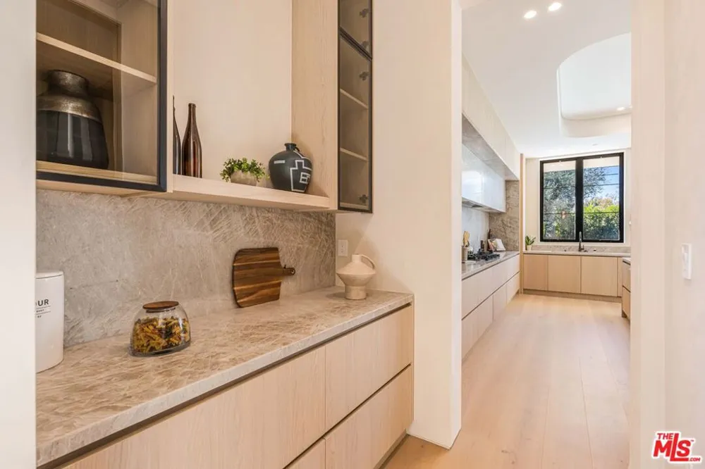 16723 La Maida Street Los Angeles, CA 91436