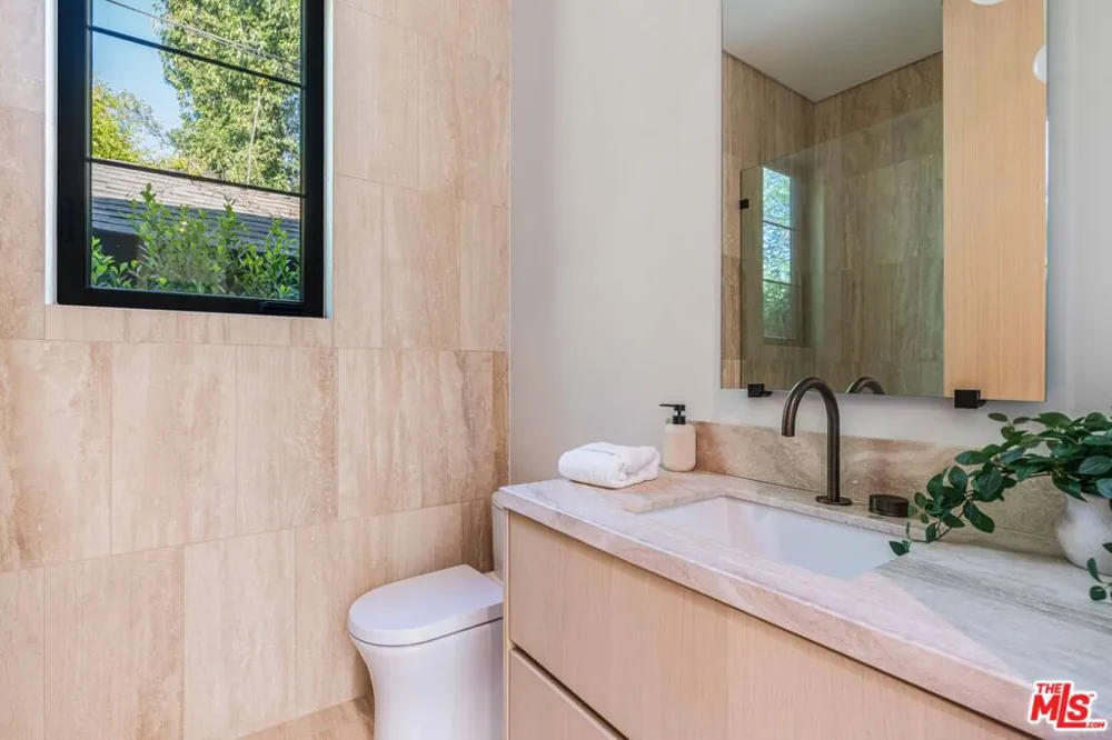 16723 La Maida Street Los Angeles, CA 91436