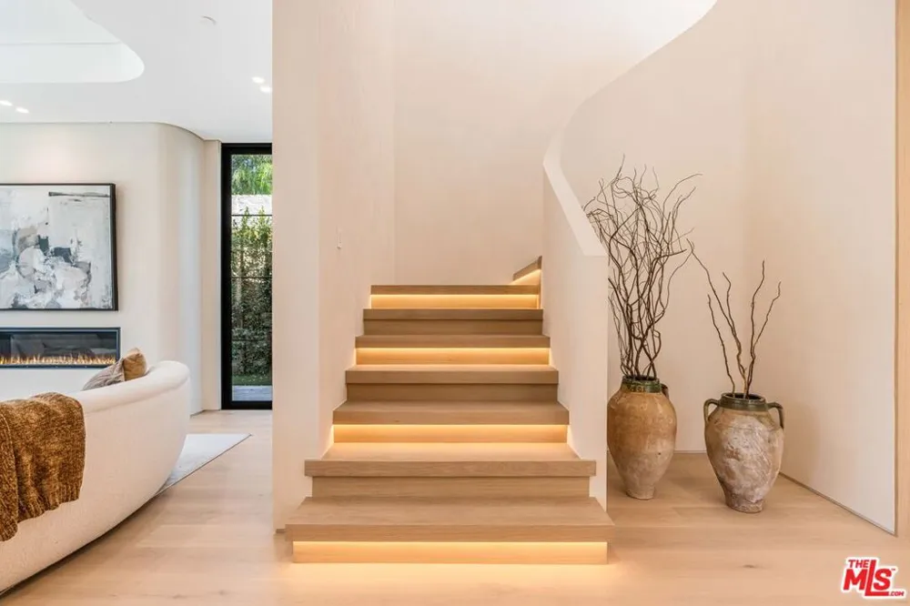 16723 La Maida Street Los Angeles, CA 91436
