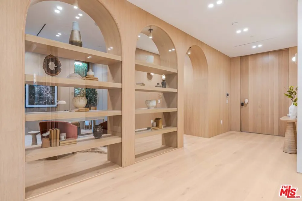 16723 La Maida Street Los Angeles, CA 91436