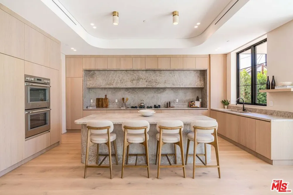 16723 La Maida Street Los Angeles, CA 91436