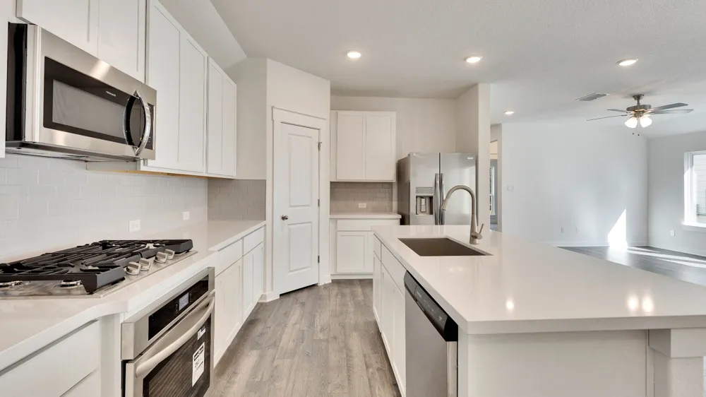 512 Bloomington Loop Hutto, TX 78634