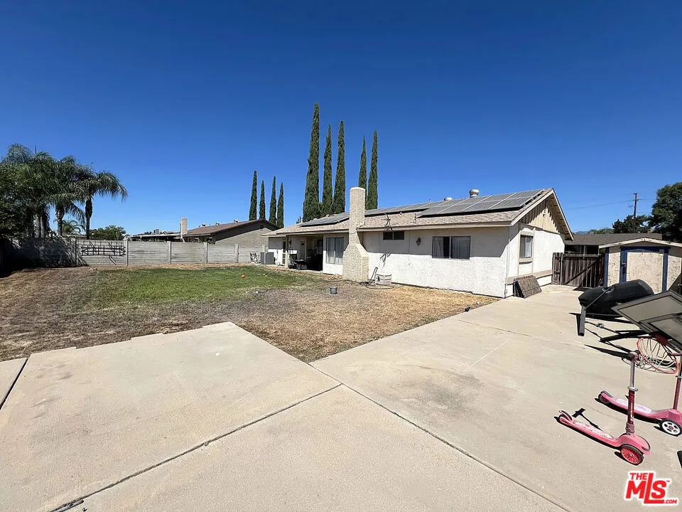 837 W Fontlee Lane Bloomington, CA 92316