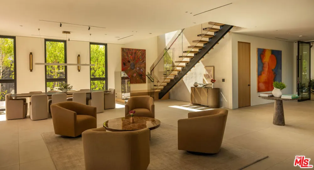 16988 Strawberry Drive Los Angeles, CA 91436