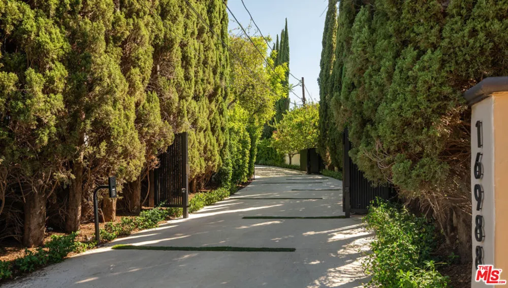 16988 Strawberry Drive Los Angeles, CA 91436