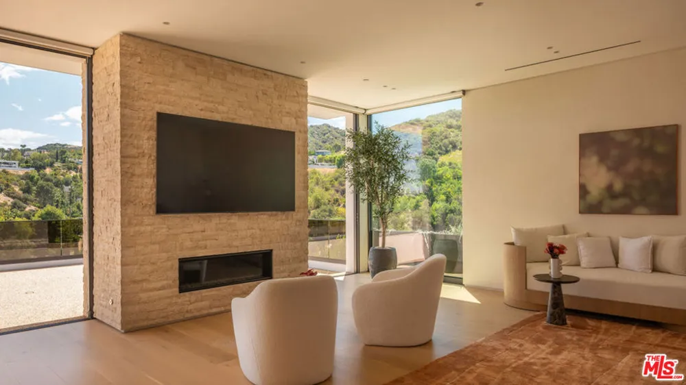 16988 Strawberry Drive Los Angeles, CA 91436