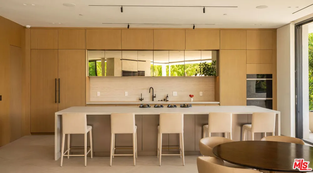 16988 Strawberry Drive Los Angeles, CA 91436