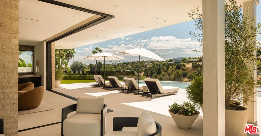 16988 Strawberry Drive Los Angeles, CA 91436