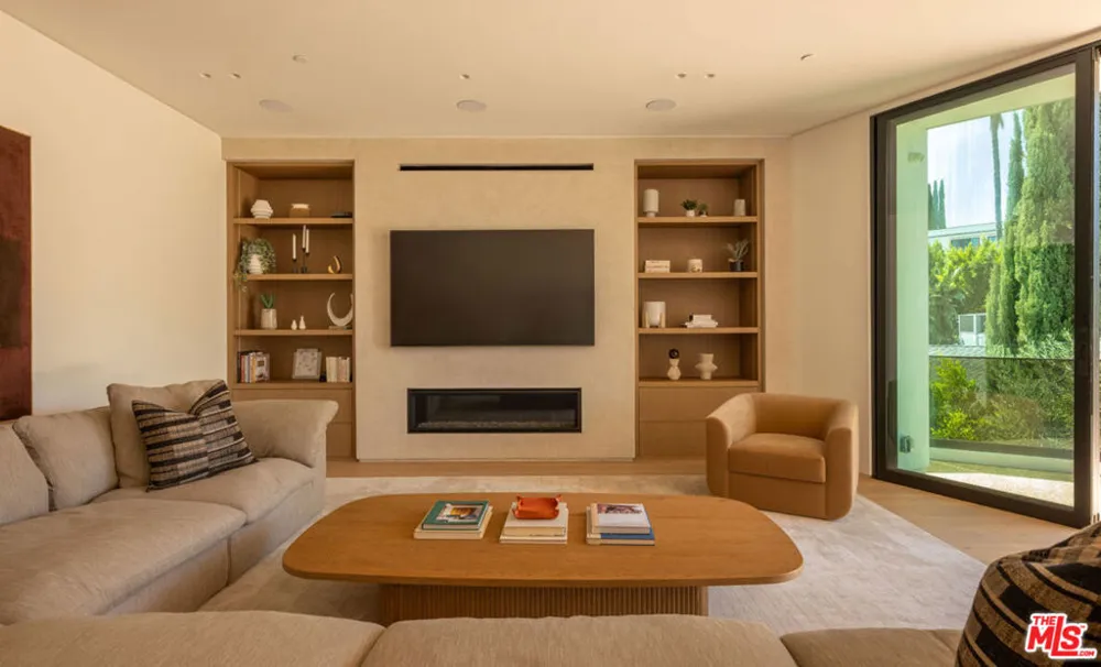 16988 Strawberry Drive Los Angeles, CA 91436