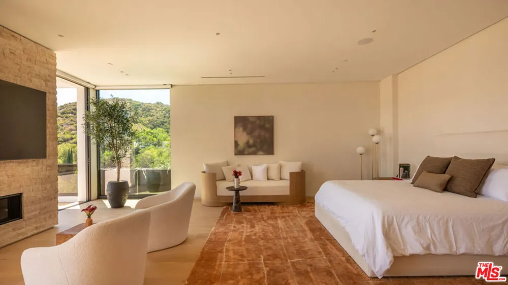 16988 Strawberry Drive Los Angeles, CA 91436
