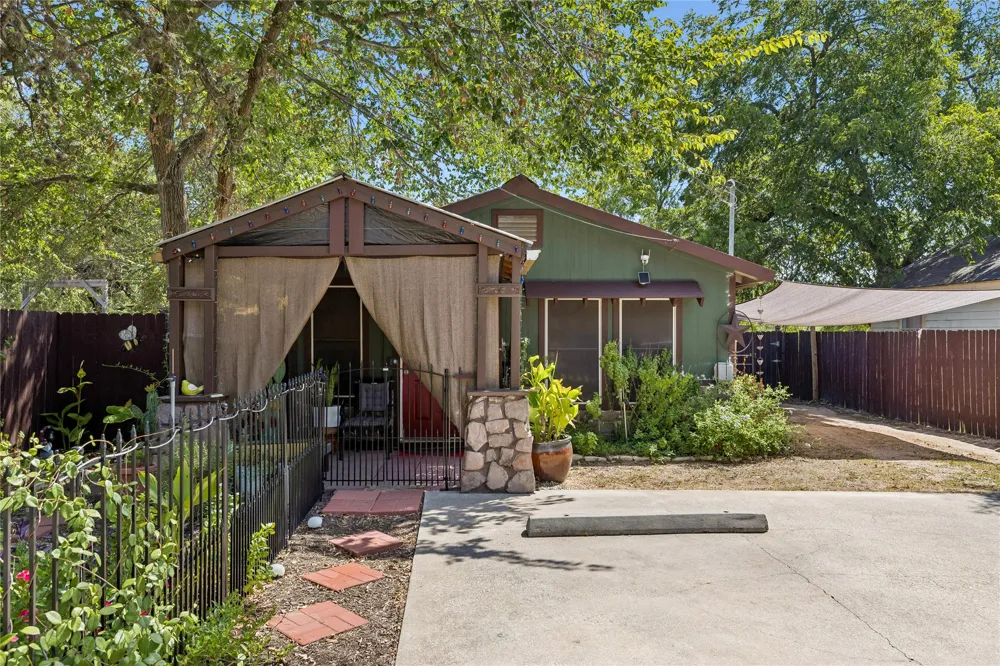 734 Neches Street Lockhart, TX 78644