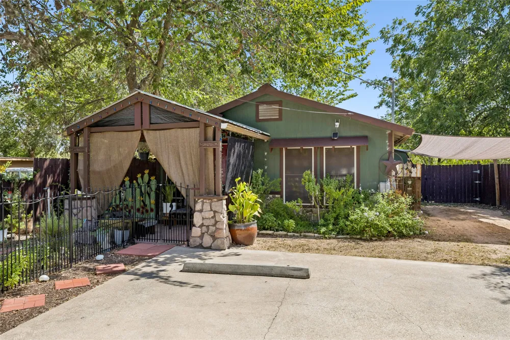 734 Neches Street Lockhart, TX 78644