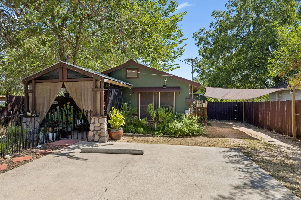 734 Neches Street Lockhart, TX 78644