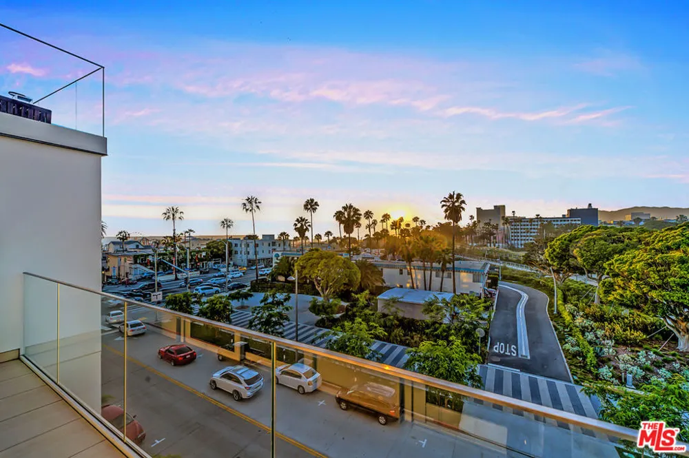 1705 Ocean Avenue #405 Santa Monica, CA 90401