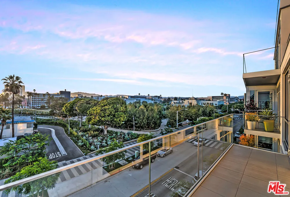 1705 Ocean Avenue #405 Santa Monica, CA 90401