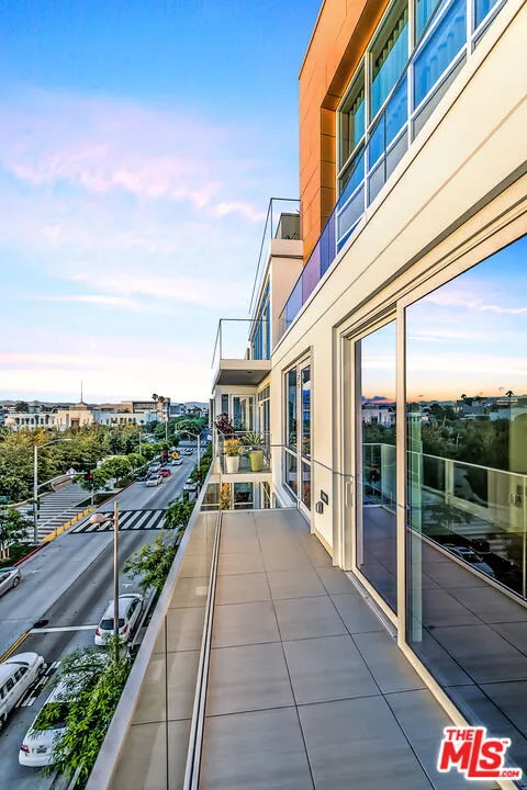 1705 Ocean Avenue #405 Santa Monica, CA 90401