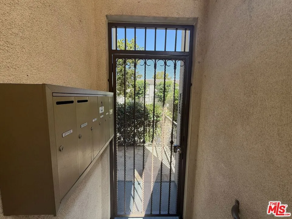 15024 Magnolia Boulevard #102 Los Angeles, CA 91403