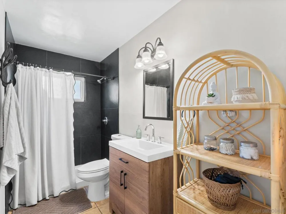 1482 El Prado Lemon Grove, CA 91945