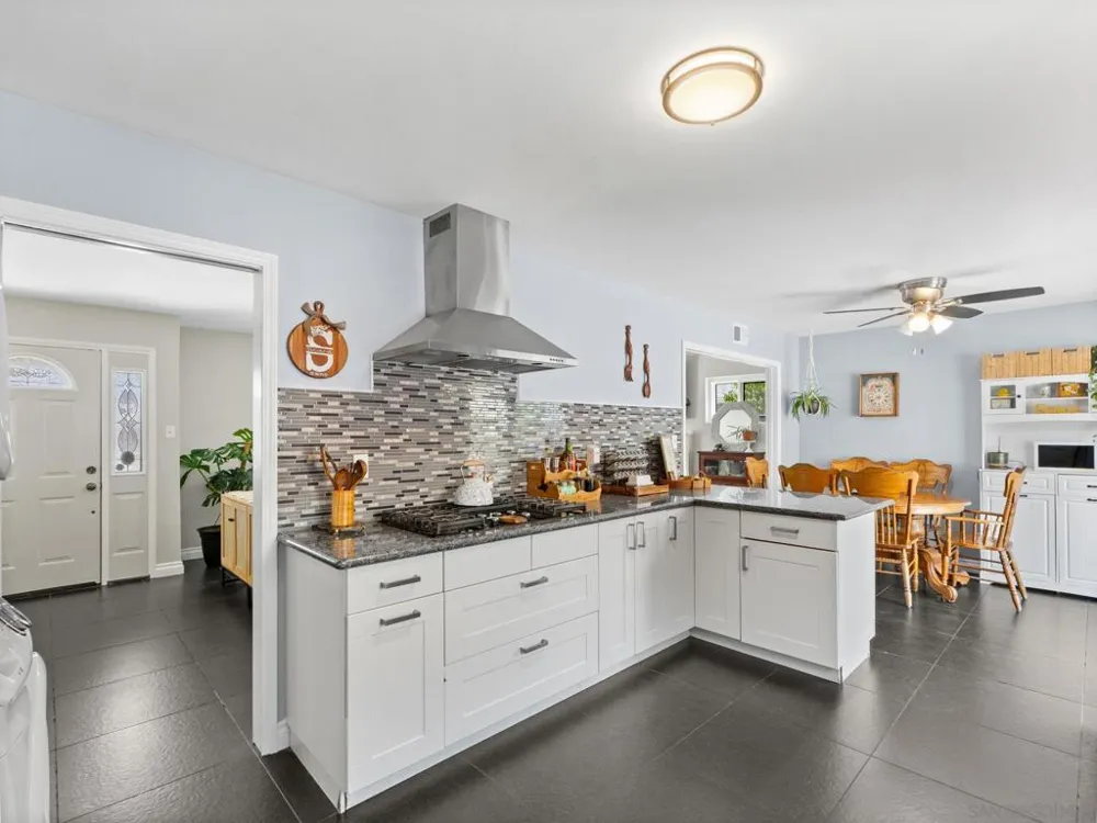 1482 El Prado Lemon Grove, CA 91945