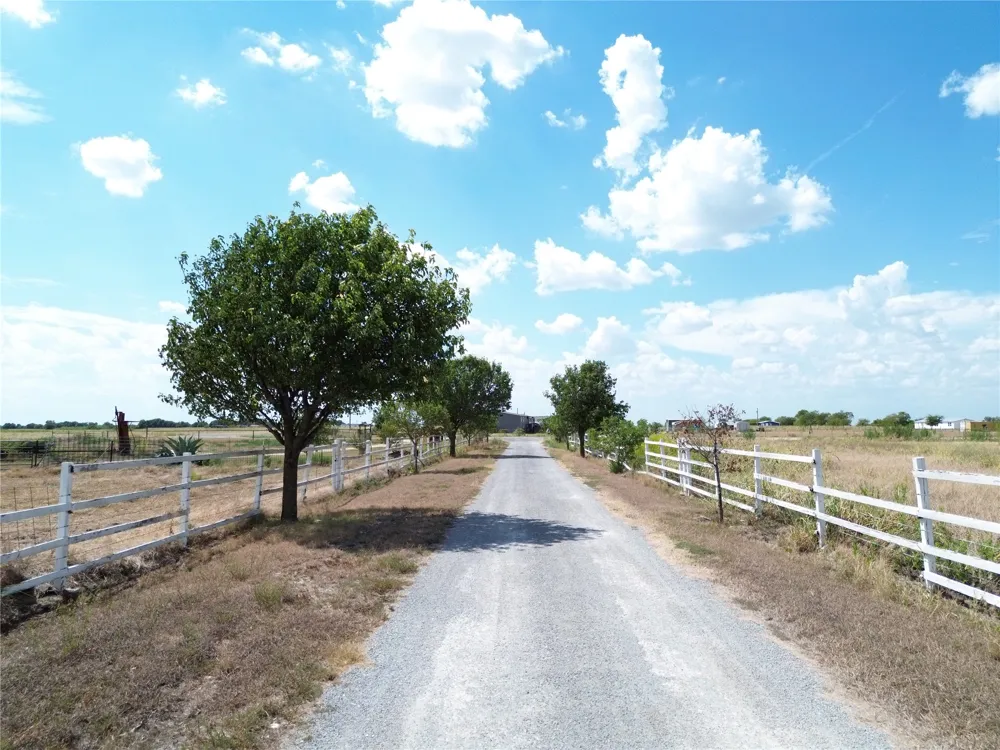 700 County Road 423 Road Taylor, TX 76574