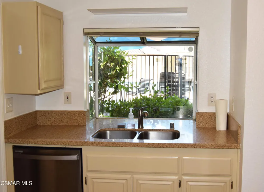 668 Oak Run Trail #106c Oak Park, CA 91377