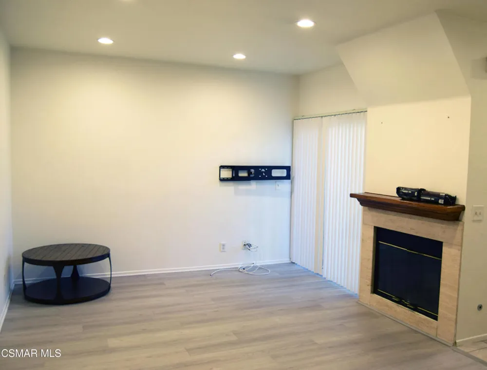 668 Oak Run Trail #106c Oak Park, CA 91377
